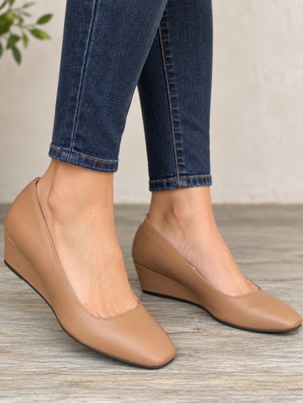 Adrienne Vittadini Palmer 90s Minimalist Revival Tan Sqaure Toe Wedge Pump 7.5M